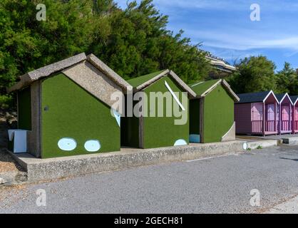 18 Löcher (2008) von Richard Wilson. Der Künstler recycelt einen alten verrückten Golfplatz Sägen es bis zu drei Skulpturen in Form von Strandhütten. Stockfoto