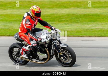 2014 Norton Domiracer fährt auf der Bergrennen-Strecke beim Goodwood Festival of Speed-Autorennen-Event 2014. Limitiertes Fahrrad Stockfoto