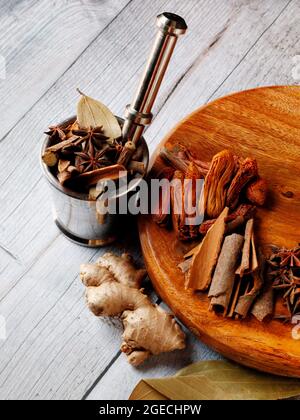 Indische Gewürze, Ingwer, Lorbeer, Mace, Cardamon und Zimt Stockfoto