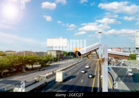 CCTV-Kameras auf der Überführung zur Aufzeichnung auf der Straße für Sicherheits- und Verkehrsverstöße. Stockfoto