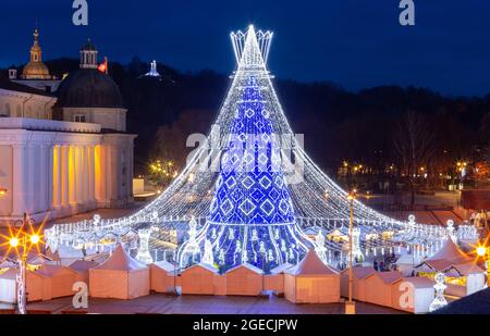 Weihnachtsmarkt und geschmückter Weihnachtsbaum zu Weihnachten. Vilnius. Litauen. Stockfoto