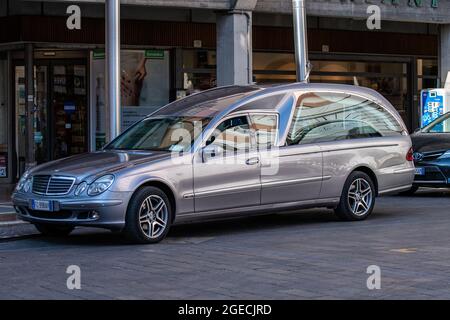 terni,italien august 19 2021:Bestattungswagen für den Transport des Verstorbenen Stockfoto