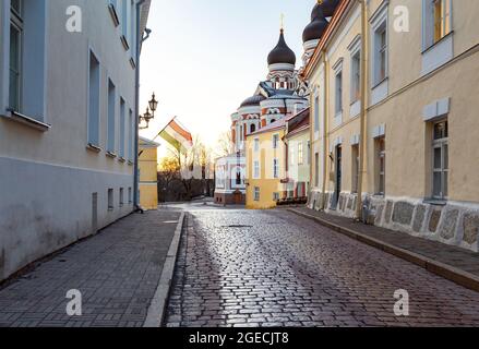 Eine alte Straße mit einem Pflastersteinpflaster am frühen Morgen. Tallinn. Estland. Stockfoto