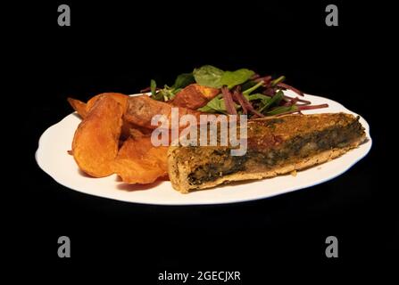 Veganes Gericht - Vegane Quiche, süße Kartoffelkeile und Rote Beete Salat. Was Veganer Essen. Stockfoto