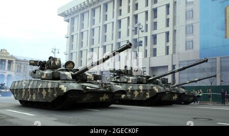 KIEW, UKRAINE - 18. AUGUST 2021 - die Panzer sind auf der Chreschtschatyk-Straße während der Proben der Parade zum Unabhängigkeitstag vor dem 30. Abgebildet Stockfoto