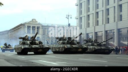 KIEW, UKRAINE - 18. AUGUST 2021 - die Panzer sind auf der Chreschtschatyk-Straße während der Proben der Parade zum Unabhängigkeitstag vor dem 30. Abgebildet Stockfoto