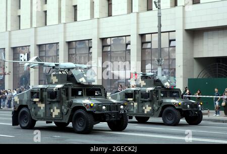 KIEW, UKRAINE - 18. AUGUST 2021 - die UAVs werden während der Proben der Parade zum Unabhängigkeitstag in Kiew auf der Chreschtschatyk-Straße vor dem 30. Dargestellt Stockfoto