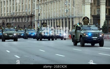 KIEW, UKRAINE - 18. AUGUST 2021 - Soldaten stehen in den Luken der Novator APCs in der Chreschtschatyk-Straße während der Probe der Kiew-Unabhängigkeit Stockfoto
