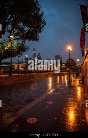 Ein düsterer nasser Morgen in Southwark, London, England Stockfoto