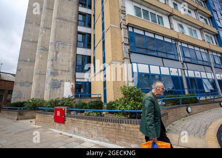 Großbritannien, Kent, Bromley am 14. August: Die Bewohner passieren das Northpoint-Gebäude, das durch Entfernen der Verkleidung repariert wird. Stockfoto