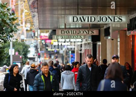 Melbourne, Australien, 21. Juni 2020. MELBOURNE, AUSTRALIEN – 21. Juni: Eine große Anzahl von Käufern wird außerhalb des David Jones Stores in der Bourke Street gesehen, da die Beschränkungen in Victoria während der COVID 19 am 21. Juni 2020 in Melbourne, Australien, verschärft werden. Einer der größten Versicherer Australiens wird die Lieferanten der schwer zu versicherenden Einzelhändler Myer und David Jones nicht mehr abdecken, nachdem er den traditionellen Kaufhaussektor für zu riskant für eine Versicherung hält. In einem Brief von QBE Insurance an Lieferanten sagte der 13,5-Milliarden-Versicherer, dass er keine Handelskreditversicherung für Myer oder Dav mehr anbieten würde Stockfoto