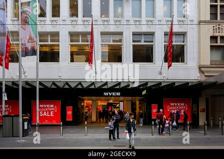 Melbourne, Australien, 21. Juni 2020. MELBOURNE, AUSTRALIEN - 21. Juni: Blick auf den Haupteingang des Kaufhauses Myer in der Bourke Street, da die Beschränkungen in Victoria während der COVID 19 am 21. Juni 2020 in Melbourne, Australien, verschärft werden. Einer der größten Versicherer Australiens wird die Lieferanten der schwer zu versicherenden Einzelhändler Myer und David Jones nicht mehr abdecken, nachdem er den traditionellen Kaufhaussektor für zu riskant für eine Versicherung hält. In einem Brief von QBE Insurance an Lieferanten sagte der 13,5-Milliarden-Versicherer, dass er aufgrund dessen keine Handelskreditversicherung für Myer oder David Jones mehr anbieten würde Stockfoto