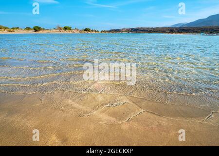 Blick auf das kristallklare Wasser des Strandes von Elafonissi am Morgen. Kreta, Griechenland Stockfoto