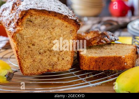 Frisch gebackenes, hausgemachtes Bananenbrot auf Holztisch-Hintergrund Stockfoto