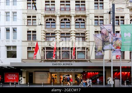 Melbourne, Australien, 21. Juni 2020. MELBOURNE, AUSTRALIEN - 21. Juni: Blick auf den Haupteingang des David Jones Kaufhauses in der Bourke Street, da die Beschränkungen während der COVID 19 am 21. Juni 2020 in Melbourne, Australien, in Victoria verschärft werden. Einer der größten Versicherer Australiens wird die Lieferanten der schwer zu versicherenden Einzelhändler Myer und David Jones nicht mehr abdecken, nachdem er den traditionellen Kaufhaussektor für zu riskant für eine Versicherung hält. In einem Brief von QBE Insurance an Lieferanten sagte der 13,5-Milliarden-Versicherer, dass er keine Handelskreditversicherung für Myer oder David Jones mehr anbieten würde Stockfoto