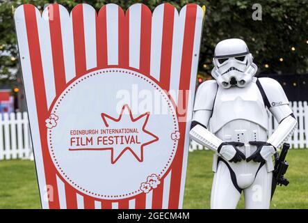 Edinburgh, Großbritannien. 19. August 2021 im Bild: Das Film Fest in the City, ein kostenloses Programm von Kinoklassikern, findet im Rahmen des Edinburgh International Film Festival auf dem St. Andrews Square in Edinburgh statt. Bei der Veranstaltung mit Tickets werden Filme gezeigt, darunter der Zauberer von Oz, Star Wars und Casambia Credit: Rich Dyson/Alamy Live News Stockfoto