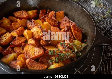 Gebratene Kartoffeln in einer gusseisernen Pfanne. Nahaufnahme und abgelegene Sicht Stockfoto