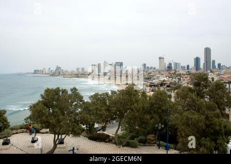 Das Hafengebiet von Tel Aviv und die Skyline von Jaffa aus gesehen. Das Mittelmeer auf der linken Seite Stockfoto