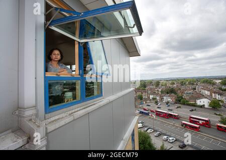 UK ,Kent,Bromley am 14. August: Ritu Saha, die Mitbegründerin der UK Cladding Action Group, lebt im obersten Stockwerk des Northpoint-Gebäudes. Stockfoto