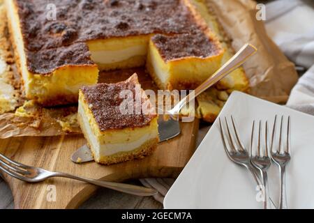 Rustikaler und traditioneller deutscher Quark-Kuchen oder Käsekuchen namens Eierschecke aus Dresden Stockfoto