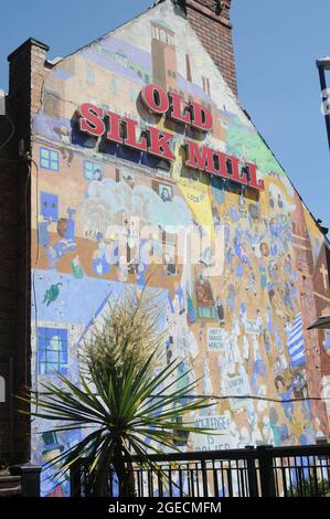 Wandbild auf der Seite des Derbys alten Silk Mill Pub Darstellung der Silk Mühle Aussperrung von 1834 Stockfoto