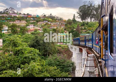 Wellington, Indien - 24. August 2018: Ansicht der Passagiere im Zug der Nilgiri Mountain Railway Stockfoto