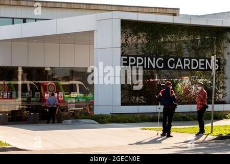 Melbourne, Australien, 29. Juli 2020. Ein Blick auf den Haupteingang der Epping Gardens Aged Care Facility, während die Behörden eilig Bewohner mit dem Krankenwagen evakuieren. Mitarbeiter der Altersversorgungs-Einrichtung von Epping Gardens, in der es 83 COVID-19-Fälle und fünf Todesfälle gab, wurden wegen eines „extrem gefährlichen Verstoßes“ niedergeschlagen. Kredit: Dave Hewison/Speed Media/Alamy Live Nachrichten Stockfoto