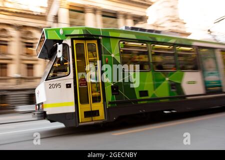 Melbourne, Australien, 29. Juli 2020. Blick auf eine Melbourne Tram auf der Swanston Street mit dem Melbourne Town Hall im Hintergrund. Da eine anhaltend hohe Anzahl neuer Coronavirus-Fälle entdeckt wird, unterliegen Metropolitan Melbourne und Mitchell Shire weiterhin den Beschränkungen der Stufe 3, wobei Gesichtsmasken am 23. Juli obligatorisch gemacht werden. Über Nacht wurden 295 neue Fälle gefunden, wodurch die Gesamtzahl der aktiven Fälle in den Bundesstaaten auf 4,775 lag. Kredit: Dave Hewison/Speed Media/Alamy Live Nachrichten Stockfoto