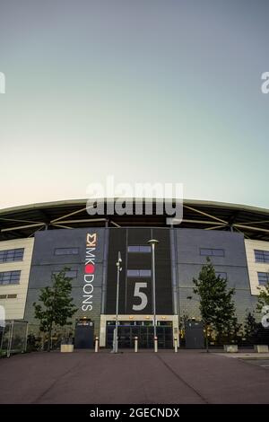 Fotos von Stadium MK, Heimstadion des Milton Keynes Dons Football Club. Das Stadion umfasst auch ein eingebautes Hotel und eine Veranstaltungsarena. Stockfoto