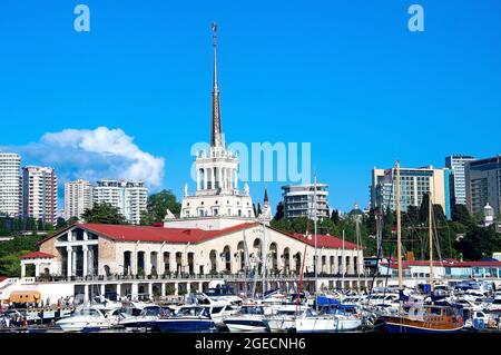 Sotschi, Russland - 1. Juni 2021: Marinestation Hafen von Sotschi, Region Krasnodar. Stockfoto