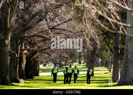 Melbourne, Australien, 31. Juli 2020. Eine riesige Polizeipräsenz wurde am Schrein beobachtet, als Anti-Maskenprotestierende erwartet wurden, eine Kundgebung abzuhalten. Anti-Facemask-Demonstranten versammeln sich am Schrein des Gedenkens einen Tag, nachdem Victoria einen neuen Rekord bei Coronavirus-Fällen gesehen hat. Kredit: Dave Hewison/Speed Media/Alamy Live Nachrichten Stockfoto