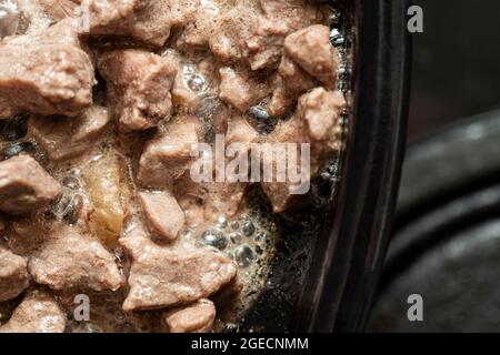 Fleisch in traditioneller Pfanne anbraten. Türkische Sac Kavurma. Stockfoto