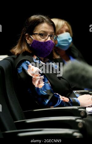 Melbourne, Australien, 2. August 2020. Jenny Mikakos, die viktorianische Gesundheitsministerin, blickt auf eine Pressekonferenz in Melbourne, Australien. Der viktorianische Premier Daniel Andrews hat einen „State of Disaster“ angekündigt und die Beschränkungen für Victoria erhöht. Der Premier gab bekannt, dass 671 neue Fälle von COVID entdeckt wurden, 73 im Zusammenhang mit Ausbrüchen, 598 in Untersuchung und sieben Menschen über Nacht starben. Die Beschränkungen des Bundesstaates 3 werden in der Region Victoria wieder eingeführt. Eine Ausgangssperre von 20:00 bis 5:00 Uhr wird ab heute eingeführt. (Foto von Dave Hewison/ Speed Media) Quelle: Dave Hewison/Speed Media/Alamy Li Stockfoto