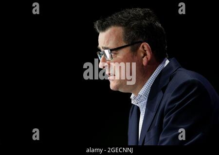 Melbourne, Australien, 2. August 2020. Der viktorianische Premier Daniel Andrews spricht bei einer Pressekonferenz in Melbourne, Australien, mit den Medien. Der viktorianische Premier Daniel Andrews hat einen „State of Disaster“ angekündigt und die Beschränkungen für Victoria erhöht. Der Premier gab bekannt, dass 671 neue Fälle von COVID entdeckt wurden, 73 im Zusammenhang mit Ausbrüchen, 598 in Untersuchung und sieben Menschen über Nacht starben. Die Beschränkungen des Bundesstaates 3 werden in der Region Victoria wieder eingeführt. Eine Ausgangssperre von 20:00 bis 5:00 Uhr wird ab heute eingeführt. (Foto von Dave Hewison/ Speed Media) Quelle: Dave Hewison/Speed Media/Alamy Liv Stockfoto