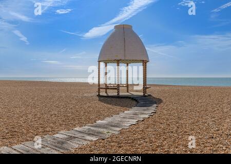 Pavillon der Gelee-Form von Lubaina Himid. Erbaut am Folkestone Beach für die Triennale 2017. Es ist jetzt Teil des Triennial Arts Festival 2021 von Folkestone. Stockfoto