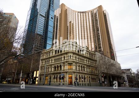 Melbourne, Australien, 3. August 2020. Die Kreuzung der Collins und Russell Straßen ohne Leben während der COVID-19 in Melbourne, Australien. Während Melbourne seinen ersten Tag der Beschränkungen der Stufe 4 erlebt, sowie eine Ausgangssperre von 20:00 bis 5:00 Uhr, kündigte Premier Daniel Andrews heute den Plan für die Stilllegung für alle außer den wichtigsten Unternehmen für mindestens die nächsten 6 Wochen an. Victoria verzeichnete weitere 429 COVID-19-Fälle und 13 weitere Todesfälle, was die Gesamtzahl der aktiven Fälle in den Bundesstaaten auf 6,489 brachte. Kredit: Dave Hewison/Speed Media/Alamy Live Nachrichten Stockfoto