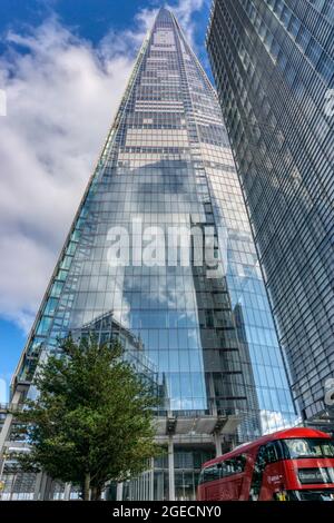 Ein roter londoner Bus, der am Bürohochhaus Shard in Southwark vorbeifährt. Stockfoto