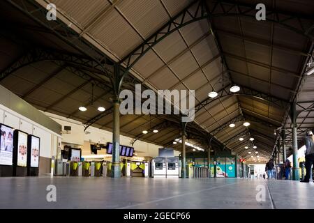 Melbourne, Australien, 4. August 2020. Ein Blick auf die Flinders Street Station von der St Kilda Road während der COVID-19 in Melbourne, Australien. In nur 24 Stunden wird Melbourne in die Vollwirkung der COVID-19-Beschränkungen von Daniel Andrews Stage 4 verfallen. Einzelhändler, Dienstleistungen, Bauunternehmen und viele mehr werden morgen zum letzten Mal handeln, bevor sie für mindestens die nächsten 6 Wochen schließen müssen, wobei viele wahrscheinlich nie wieder eröffnet werden. Dies kommt, da über Nacht 439 neue Fälle aufgedeckt wurden, zusammen mit 13 Todesfällen, die alle Patienten in alten Pflegeeinrichtungen waren. Kredit: Dave Hewison/S Stockfoto