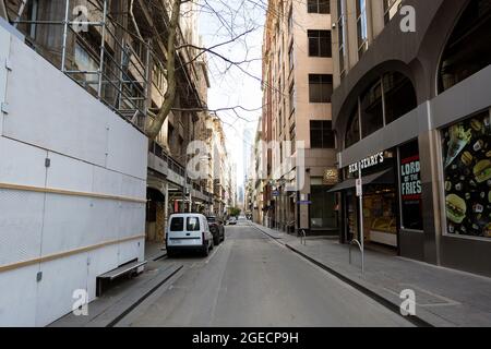 Melbourne, Australien, 6. August 2020. Ein Blick auf eine leere Flinders Lane während der COVID-19 in Melbourne, Australien. Die Einschränkungen der Stufe 4 in Melbourne werden fortgesetzt, da heute um Mitternacht Arbeitsgenehmigungen in Kraft treten. Dies geschieht, nachdem über Nacht weitere 471 neue COVID-19-Fälle aufgedeckt wurden. Kredit: Dave Hewison/Speed Media/Alamy Live Nachrichten Stockfoto