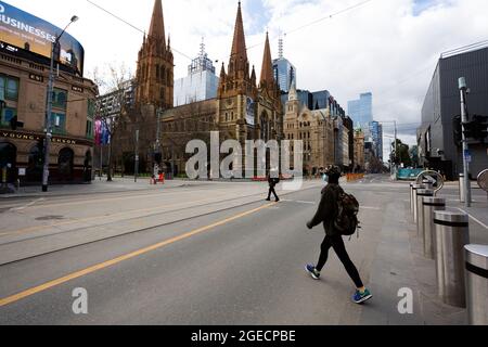 Melbourne, Australien, 6. August 2020. In normalen Zeiten würden Tausende von Pendlern diese Kreuzung pro Stunde überqueren. Die Kreuzung Flinders und Swanston Street ist während der COVID-19 in Melbourne, Australien, verlassen. Die Einschränkungen der Stufe 4 in Melbourne werden fortgesetzt, da heute um Mitternacht Arbeitsgenehmigungen in Kraft treten. Dies geschieht, nachdem über Nacht weitere 471 neue COVID-19-Fälle aufgedeckt wurden. Kredit: Dave Hewison/Speed Media/Alamy Live Nachrichten Stockfoto