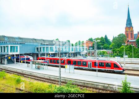 Blick auf den Zug der Deutschen Bahn im Hauptbahnhof Lübeck. Aufgenommen in Lübeck, Deutschland am 16. Juli 2016 Stockfoto