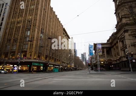 Melbourne, Australien, 7. August 2020. Ein Blick auf die Kreuzung der Collins und Swanston Street während der Hauptverkehrszeit während der COVID-19 in Melbourne, Australien. Die Einschränkungen der Stufe 4 in Melbourne werden fortgesetzt, da das Leben aus der Stadt abfliesst, jetzt, da Arbeitsgenehmigungen durchgesetzt werden. Premier Daniel Andrews hat erneut keine Antworten auf Fragen zu den Misserfolgen seiner Regierung gegeben, die zu mehr als 180 Todesfällen in seinem Staat geführt haben. Victoria verzeichnete weitere 450 neue COVID-19-Infektionen sowie 11 Todesfälle über Nacht. Kredit: Dave Hewison/Speed Media/Alamy Live Nachrichten Stockfoto