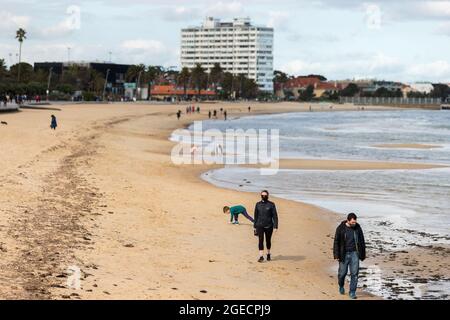 Melbourne, Australien, 9. August 2020. Während der COVID-19 in Melbourne, Australien, werden die Einheimischen von St. Kilda am Strand trainieren sehen. Während die Beschränkungen der Stufe 4 die Stadt Greater Melbourne weiterhin erdrosseln, wurden über Nacht weitere 394 neue Coronavirus-Fälle aufgedeckt, zusammen mit den 17 Todesfällen, Victorias tödlichster seit Beginn der Krise. Kredit: Dave Hewison/Speed Media/Alamy Live Nachrichten Stockfoto