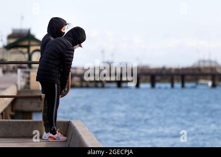 Melbourne, Australien, 9. August 2020. Kinder werden während der COVID-19 in Melbourne, Australien, auf dem St. Kilda Pier stehen sehen. Während die Beschränkungen der Stufe 4 die Stadt Greater Melbourne weiterhin erdrosseln, wurden über Nacht weitere 394 neue Coronavirus-Fälle aufgedeckt, zusammen mit den 17 Todesfällen, Victorias tödlichster seit Beginn der Krise. Kredit: Dave Hewison/Speed Media/Alamy Live Nachrichten Stockfoto