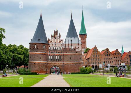 Das Holstentor ist ein Stadttor, das die westliche Grenze der Altstadt der Hansestadt Lübeck markiert. Aufgenommen in Lübeck, Deutschland am 1. Juli Stockfoto