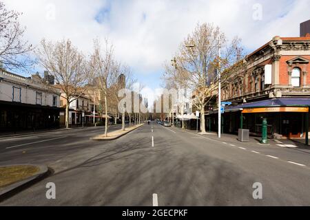 Carlton, Australien, 9. August 2020. Ein Blick auf die Ödland, die Lygon Street, während der COVID-19 in Melbourne, Australien. Little Italy in der Lygon Street bröckelt weiter, wo über 22 Gebäude, die einst geschäftige Cafés und Restaurants waren, leer sind und neue Mieter suchen. Während die Beschränkungen der 4. Etappe die Stadt Melbourne erdrosseln, fällt das Geschäft wie Fliegen, und einst so berühmte Straßen wie Lygon bleiben menschenleer. Eine Atempause scheint unwahrscheinlich zu sein, da über Nacht weitere 394 neue Coronavirus-Fälle aufgedeckt wurden, zusammen mit den 17 Todesfällen, Victorias tödlichster seit Beginn der Krise. Kredit: D Stockfoto