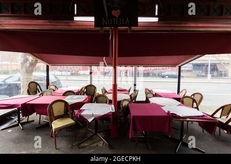 Carlton, Australien, 9. August 2020. Tische und Stühle sind draußen zu verkommen, da viele Cafés auf der Lygon Street während der COVID-19 in Melbourne, Australien, keinen Platz haben, um sie zu lagern. Little Italy in der Lygon Street bröckelt weiter, wo über 22 Räumlichkeiten, die einst geschäftige Cafés und Restaurants waren, leer sind und neue Mieter suchen. Während die Beschränkungen der Stufe 4 die Stadt Melbourne erdrosseln, fallen die Geschäfte wie Fliegen und einst berühmte Straßen wie Lygon bleiben verlassen. Atempause scheint unwahrscheinlich zu sein, da weitere 394 neue Coronavirus-Fälle zusammen mit t über Nacht aufgedeckt wurden Stockfoto