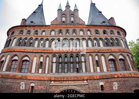 Das Holstentor ist ein Stadttor, das die westliche Grenze der Altstadt der Hansestadt Lübeck markiert. Aufgenommen in Lübeck, Deutschland am 1. Juli Stockfoto