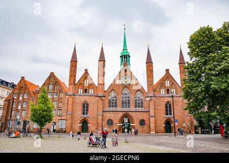 Das Krankenhaus Heiliger Geist wurde im 13. Jahrhundert erbaut und das Gebäude beherbergt noch heute ein Altersheim in seinen Mauern. Aufgenommen in Lübeck, deutsch Stockfoto