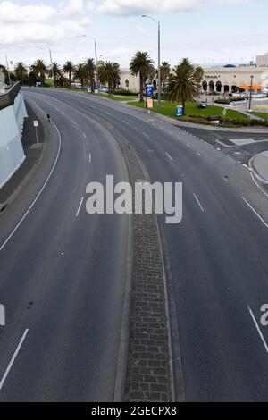 Melbourne, Australien, 9. August 2020. Ein Blick auf einen verlassenen Jacka Blvd in St. Kilda während der COVID-19 in Melbourne, Australien. Während die Beschränkungen der Stufe 4 die Stadt Greater Melbourne weiterhin erdrosseln, wurden über Nacht weitere 394 neue Coronavirus-Fälle aufgedeckt, zusammen mit den 17 Todesfällen, Victorias tödlichster seit Beginn der Krise. Kredit: Dave Hewison/Speed Media/Alamy Live Nachrichten Stockfoto